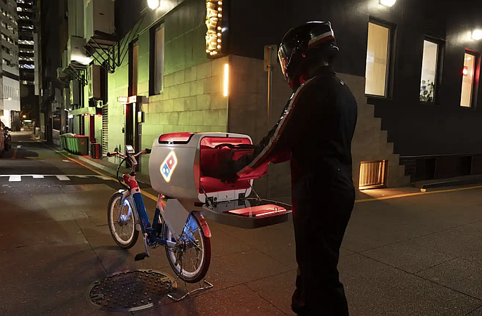 披萨商达美乐推出内置烤箱的 dxb 电动自行车：点阵数显屏、赛博朋克风